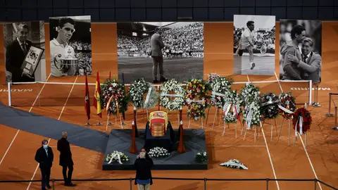 Capilla ardiente de Manolo Santana en la Caja Mágica Capilla ardiente de Manolo Santana en la Caja Mágica