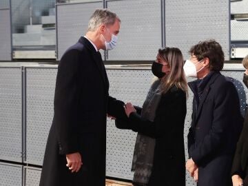 Felipe VI saluda a los familiares de Manolo Santana
