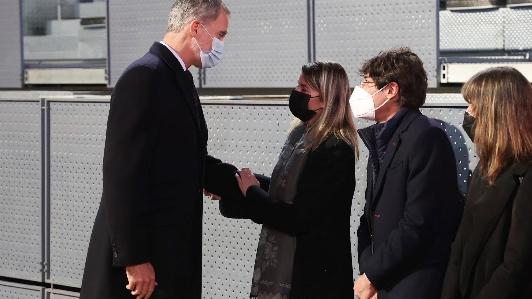 Felipe VI saluda a los familiares de Manolo Santana