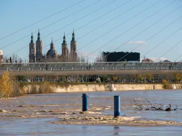 Vista general de la crecida del río Ebro a su paso por Zaragoza Vista general de la crecida del río Ebro a su paso por Zaragoza