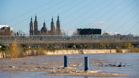 Vista general de la crecida del río Ebro a su paso por Zaragoza Vista general de la crecida del río Ebro a su paso por Zaragoza