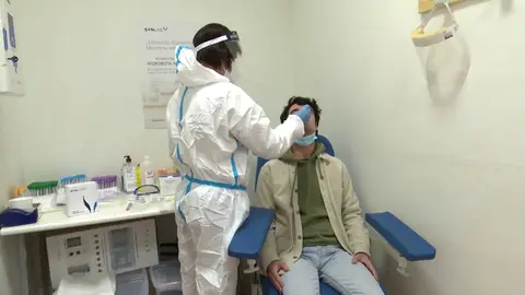 Esta prueba PCR permite confirmar con qué variante del virus se ha infectado el paciente. El resultado tiene un 99% de fiabilidad. Esta prueba PCR permite confirmar con qué variante del virus se ha infectado el paciente. El resultado tiene un 99% de fiabilidad.
