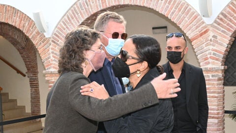 Otti Glanzelius y Claudia Rodríguez en la capilla ardiente de Manolo Santana