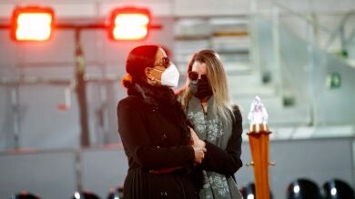 La viuda y la hija de Manolo Santana, de lo más unidas en el homenaje de Madrid