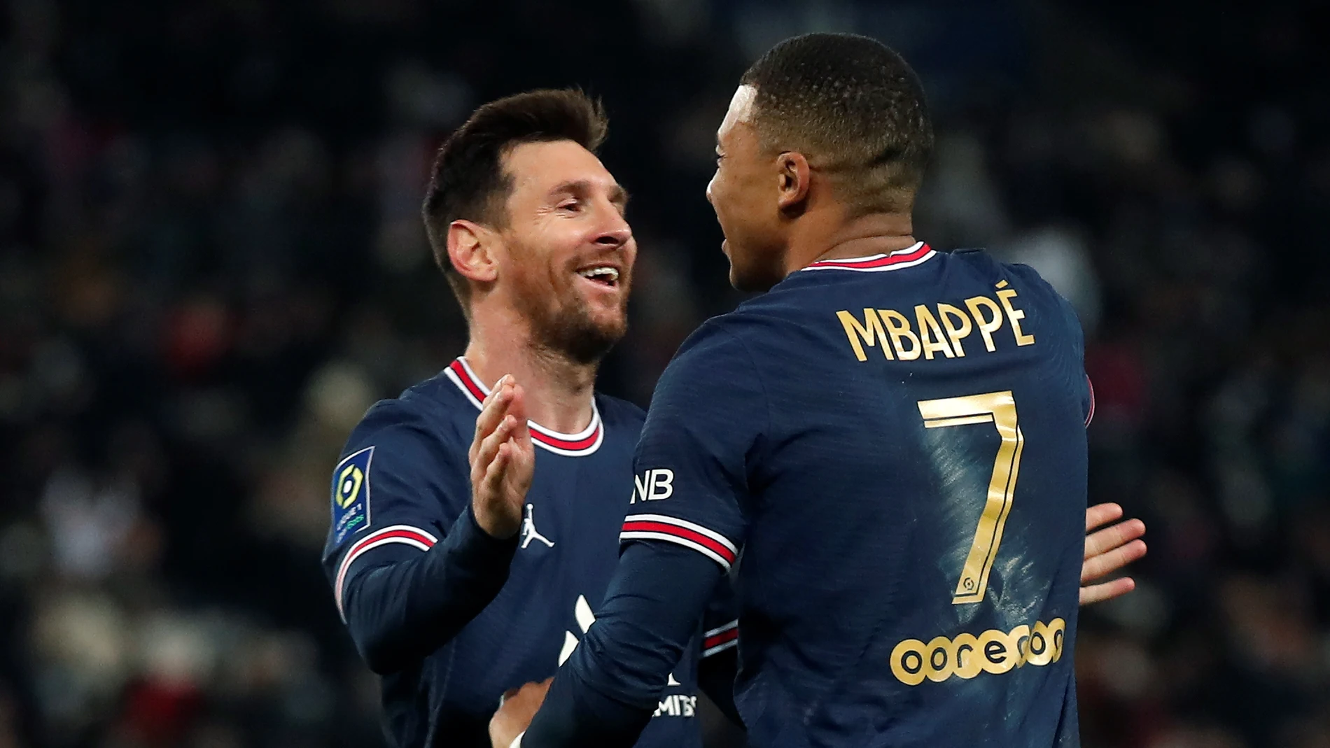 Messi y Mbappé celebran un gol con el PSG