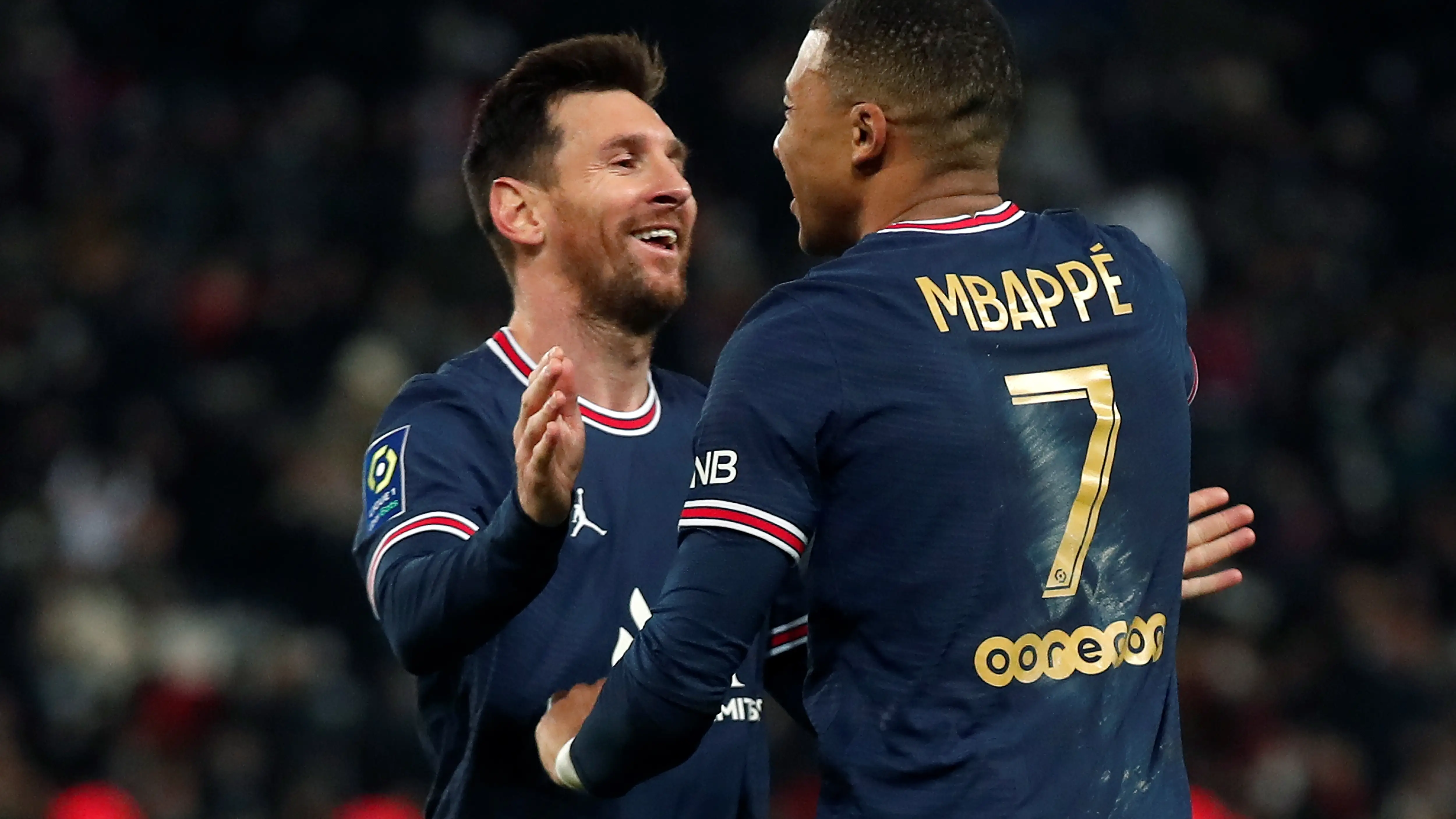 Messi y Mbapp&eacute; celebran un gol con el PSG