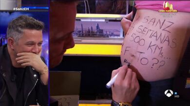 Alejandro Sanz firma en la tripa de una embarazada durante la publicidad de ‘El Hormiguero 3.0’