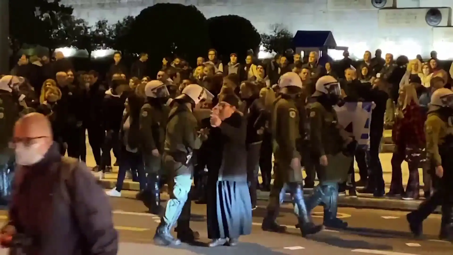 La OMS asegura que ómicron se propaga más rápido que Delta mientras que continúan las manifestaciones antivacunas La OMS asegura que ómicron se propaga más rápido que Delta mientras que continúan las manifestaciones antivacunas