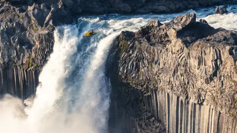 Kayak extremo en Islandia con Aniol Serrasolses y Mikel Sarasola Kayak extremo en Islandia con Aniol Serrasolses y Mikel Sarasola