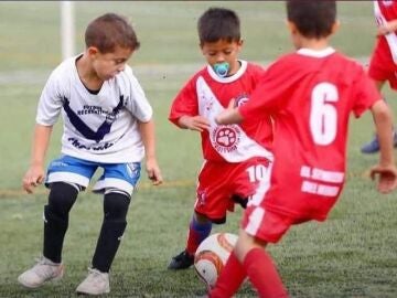 Ulises Cáceres, el niño de 6 años que se ha hecho viral por jugar al fútbol con chupete