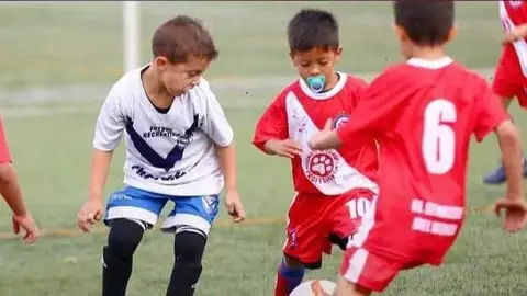 Ulises Cáceres, el niño de 6 años que se ha hecho viral por jugar al fútbol con chupete Ulises Cáceres, el niño de 6 años que se ha hecho viral por jugar al fútbol con chupete