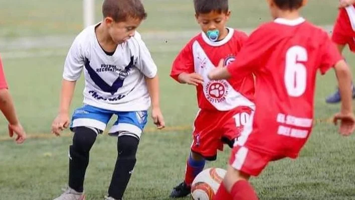 Ulises C&aacute;ceres, el ni&ntilde;o de 6 a&ntilde;os que se ha hecho viral por jugar al f&uacute;tbol con chupete