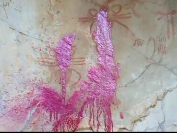 Buscan a los vándalos que rociaron con spray rosa las pinturas rupestres más emblemáticas del parque natural de Despeñaperros