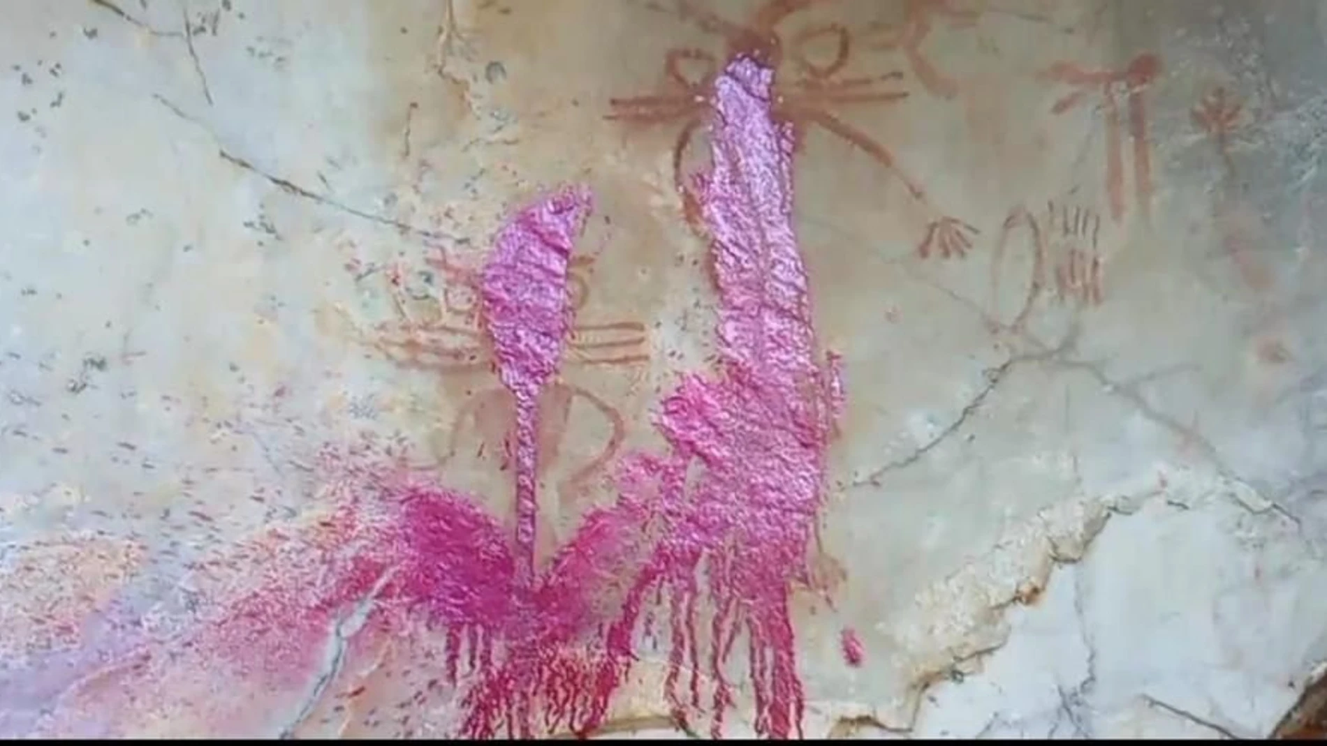 Buscan a los vándalos que rociaron con spray rosa las pinturas rupestres más emblemáticas del parque natural de Despeñaperros