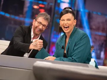 El desmelenado regalo de Nathy Peluso a Pablo Motos: “¿Me quedará mejor con gafas?” El desmelenado regalo de Nathy Peluso a Pablo Motos: “¿Me quedará mejor con gafas?”