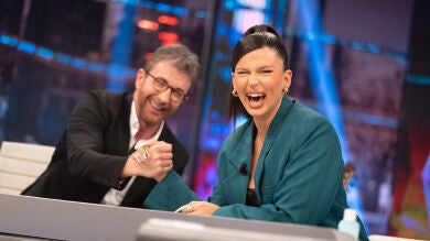 El desmelenado regalo de Nathy Peluso a Pablo Motos: “¿Me quedará mejor con gafas?”