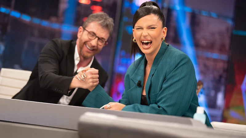 El desmelenado regalo de Nathy Peluso a Pablo Motos: “¿Me quedará mejor con gafas?” El desmelenado regalo de Nathy Peluso a Pablo Motos: “¿Me quedará mejor con gafas?”