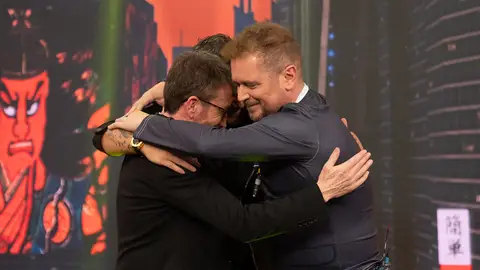 El Monaguillo sorprende a Alejandro Sanz con lo mejor de Japón: “Es el kit de supervivencia para el gran apagón” Tan surrealista como útil