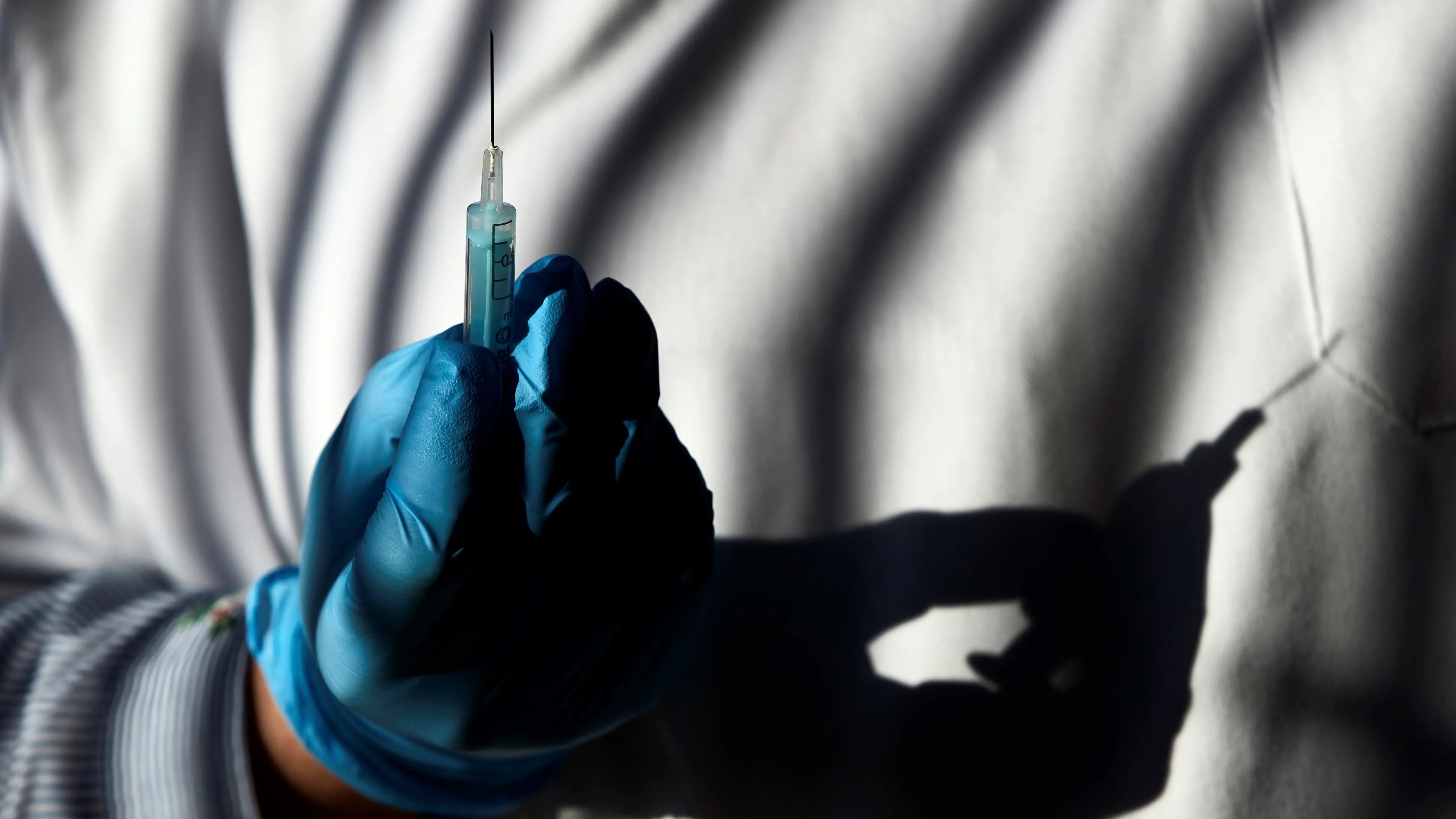 Una profesional sanitaria prepara una vacuna Una profesional sanitaria prepara una vacuna