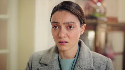 Safiye descubre la inminente cita entre Gülben y Esat: “Hoy es un día especial” Safiye descubre la inminente cita entre Gülben y Esat: “Hoy es un día especial”