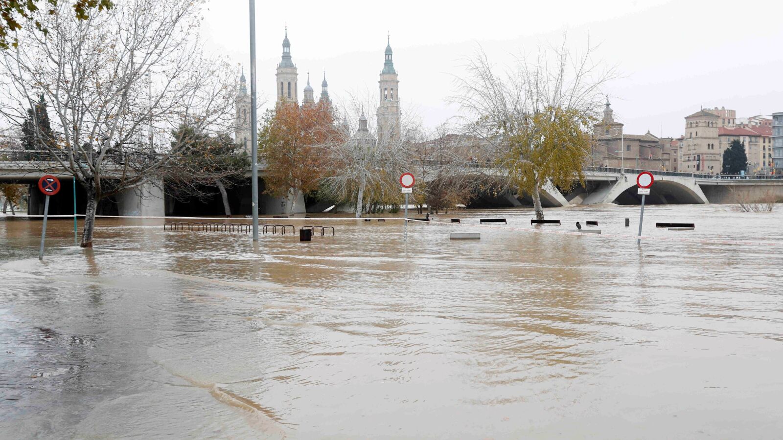 Cortes de tráfico y desalojos en Zaragoza, donde la crecida del Ebro ha dejado aislados varios barrios 