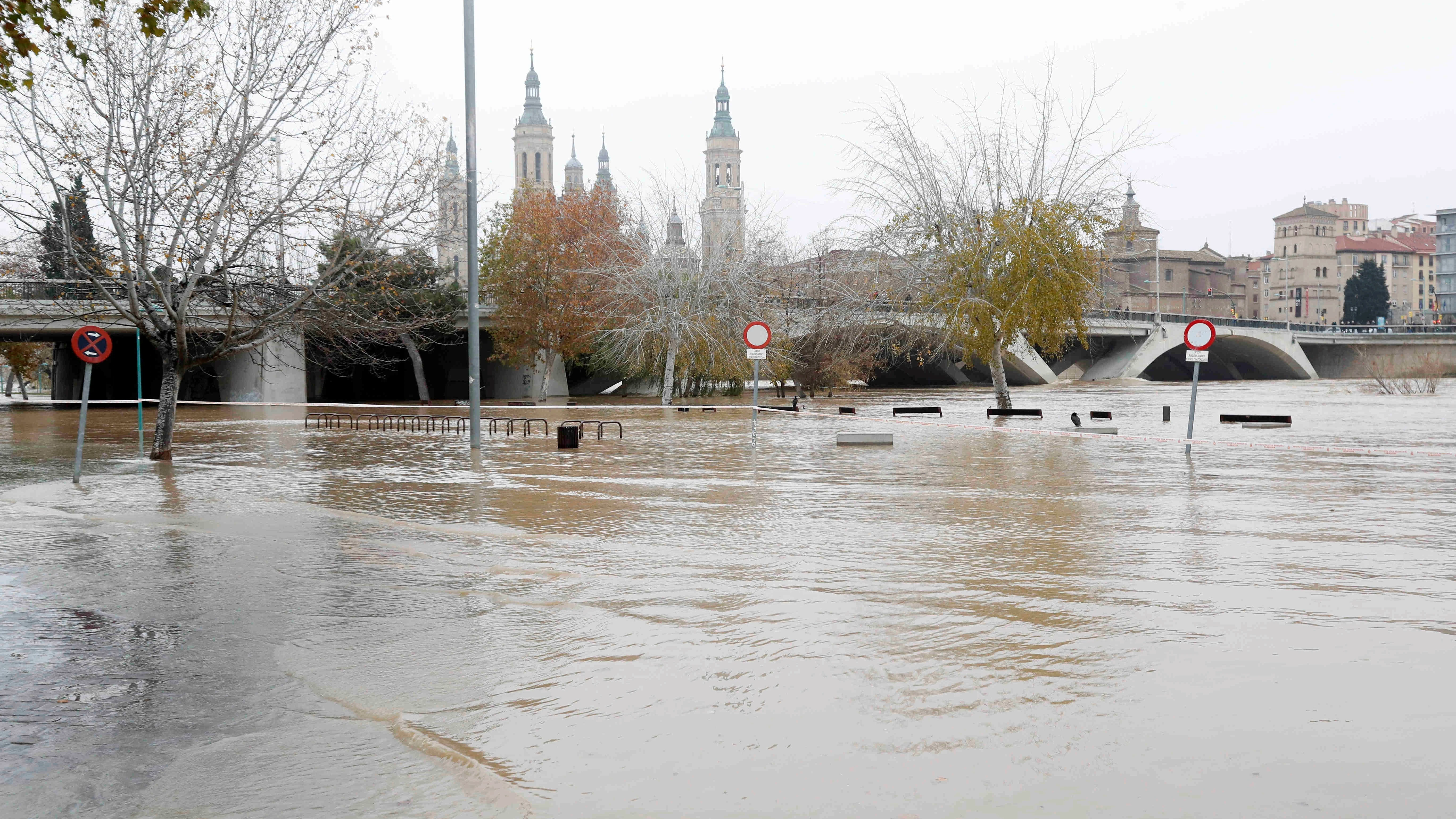 Río Ebro por Zaragoza Río Ebro por Zaragoza