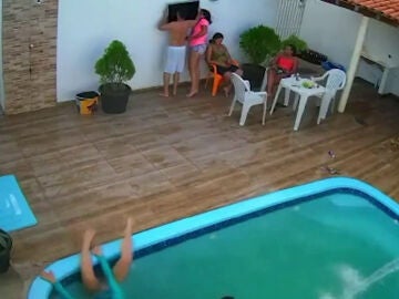 Rescatan en Brasil a una niña a punto de morir ahogada en la piscina