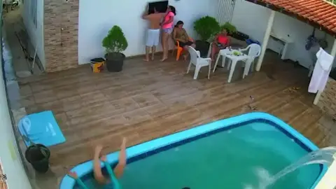 Rescatan en Brasil a una niña a punto de morir ahogada en la piscina Rescatan en Brasil a una niña a punto de morir ahogada en la piscina