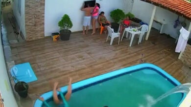 Rescatan en Brasil a una niña a punto de morir ahogada tras succionar su pelo el filtro de una piscina