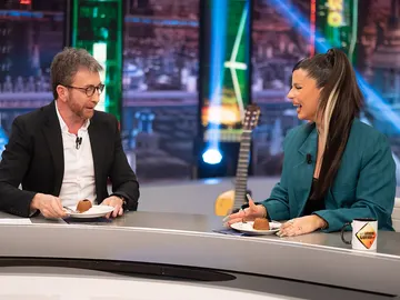 La dulce degustación de Nathy Peluso y Pablo Motos: “Es un gesto muy romántico por tu parte" La dulce degustación de Nathy Peluso y Pablo Motos: “Es un gesto muy romántico por tu parte"