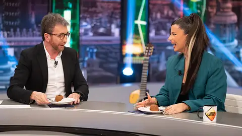 La dulce degustación de Nathy Peluso y Pablo Motos: “Es un gesto muy romántico por tu parte" La dulce degustación de Nathy Peluso y Pablo Motos: “Es un gesto muy romántico por tu parte"