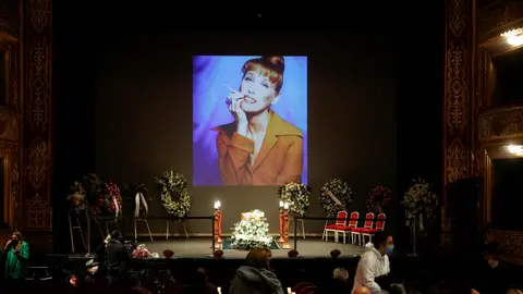 El féretro de la actriz Verónica Forqué ha llegado esta mañana al Teatro Español El féretro de la actriz Verónica Forqué ha llegado esta mañana al Teatro Español