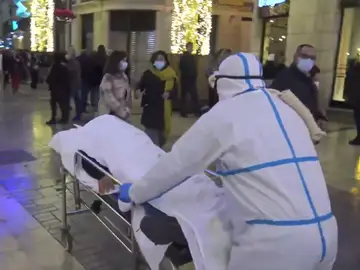 Amenazas al enfermero que paseó por las calles de Málaga con un 'muerto' por coronavirus Amenazas al enfermero que paseó por las calles de Málaga con un 'muerto' por coronavirus