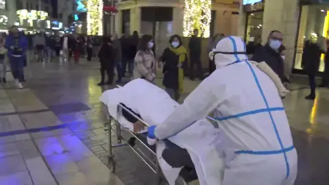 Amenazas al enfermero que paseó por las calles de Málaga con un 'muerto' por coronavirus Amenazas al enfermero que paseó por las calles de Málaga con un 'muerto' por coronavirus