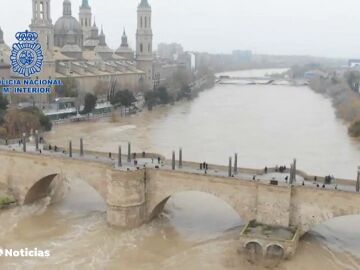 La crecida del Ebro se estabiliza en Zaragoza y la preocupación se traslada a la Ribera Baja