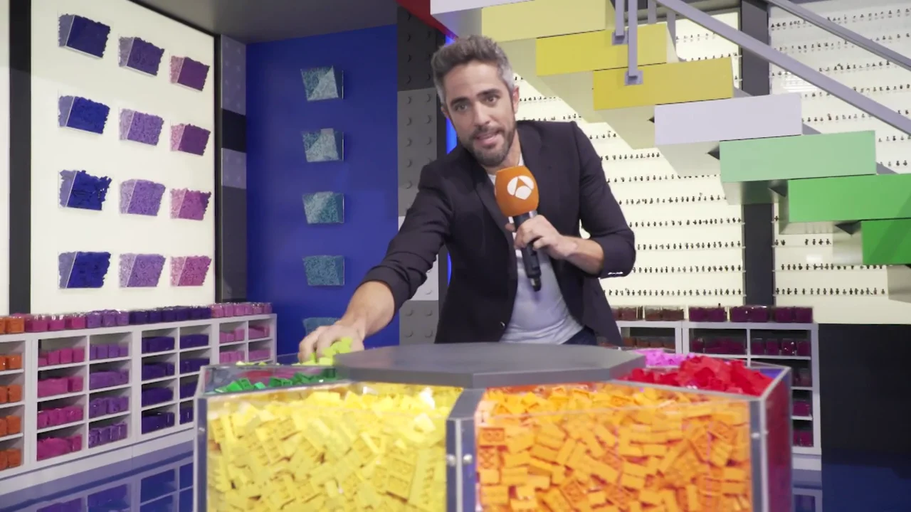 Roberto Leal nos acompa&ntilde;a en un 'tour' por 'LEGO Masters': "Esto es un mundo de luz y de color"