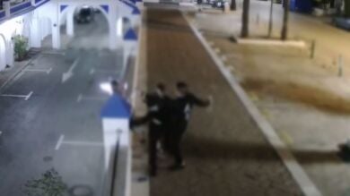Una cámara de seguridad graba la agresión de un joven al que le desfiguran la cara con un vaso