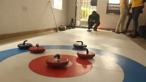 El equipo de Nigeria de curling sueña con participar en los Juegos de Invierno: "¡No hay hielo, no hay problema!" El equipo de Nigeria de curling sueña con participar en los Juegos de Invierno: "¡No hay hielo, no hay problema!"