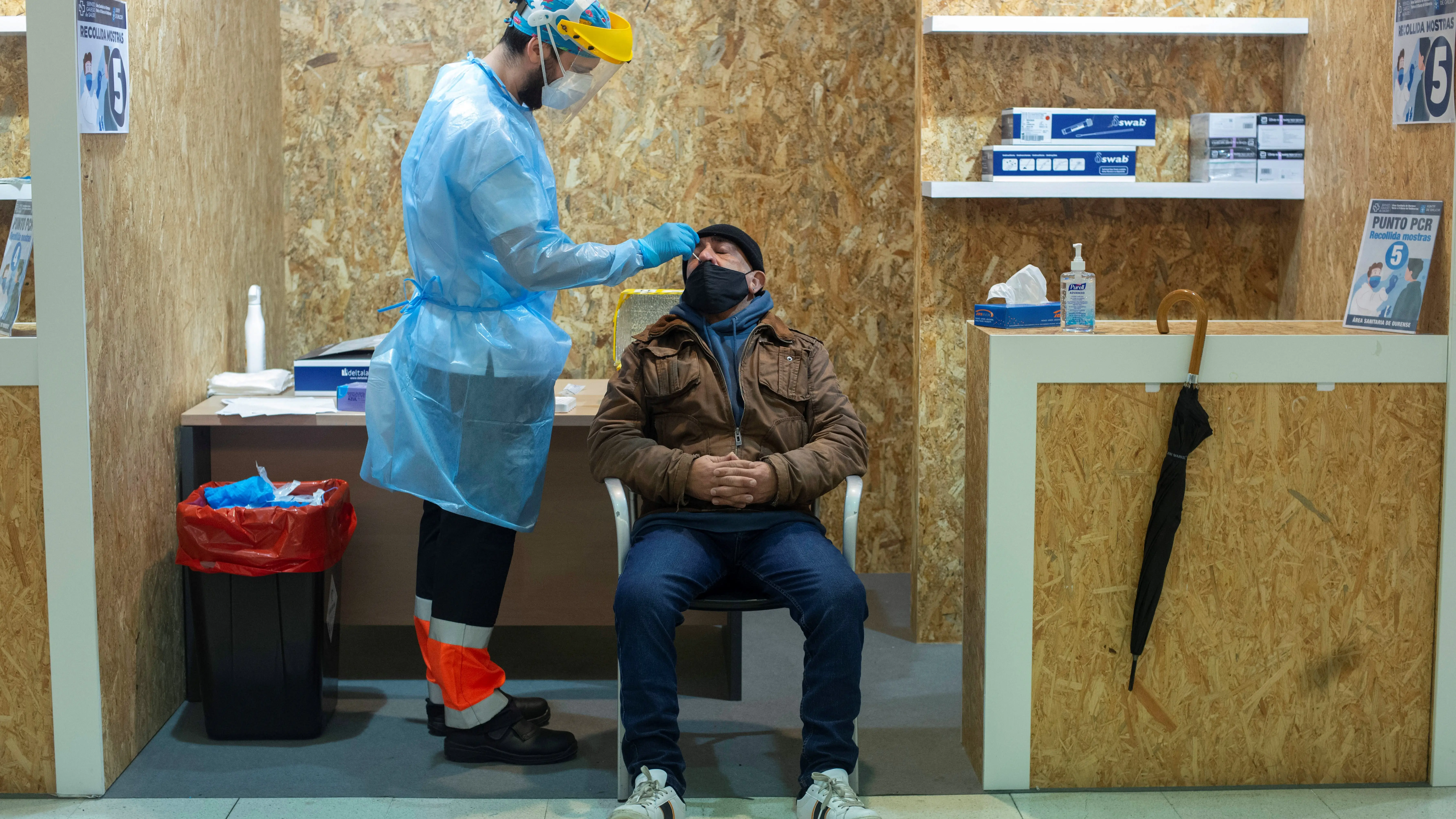 Un brote entre residentes del hospital de Santiago suma 11 positivos tras una cena de 120 personas