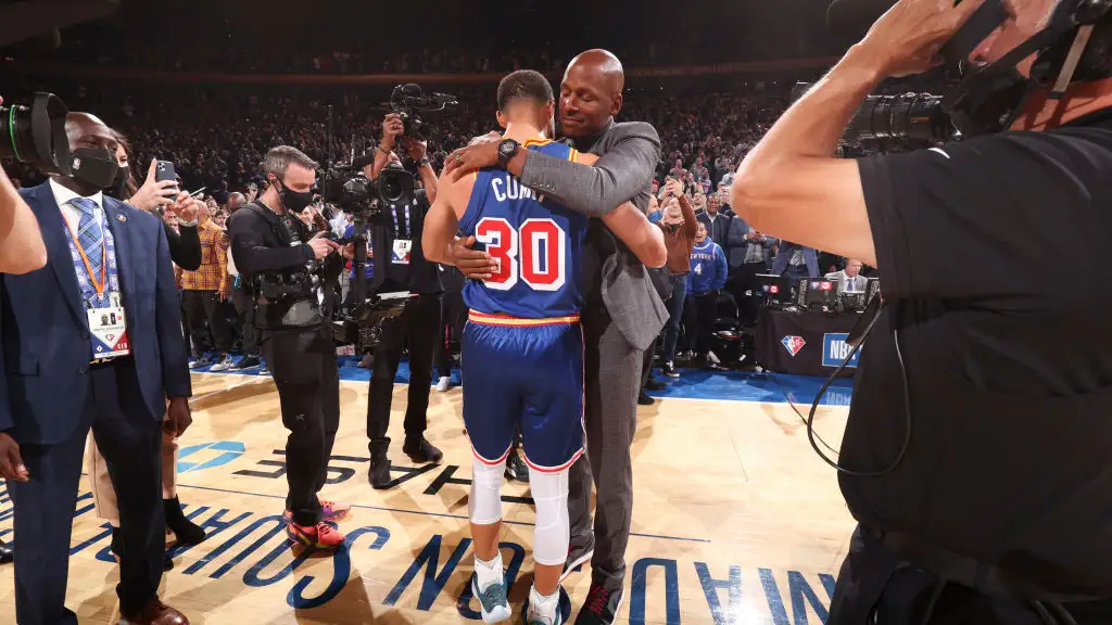 Stephen Curry supera a Ray Allen y bate el récord histórico de triples de la NBA Stephen Curry supera a Ray Allen y bate el récord histórico de triples de la NBA