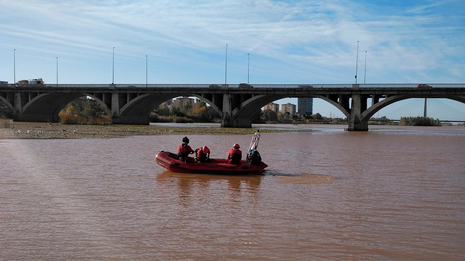 Dispositivo para localizar a Pablo Sierra en la zona de El Pico, entorno del r&iacute;o Guadiana.