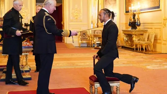 Sir Lewis Hamilton, nombrado Caballero por el Príncipe de Gales Sir Lewis Hamilton, nombrado Caballero por el Príncipe de Gales
