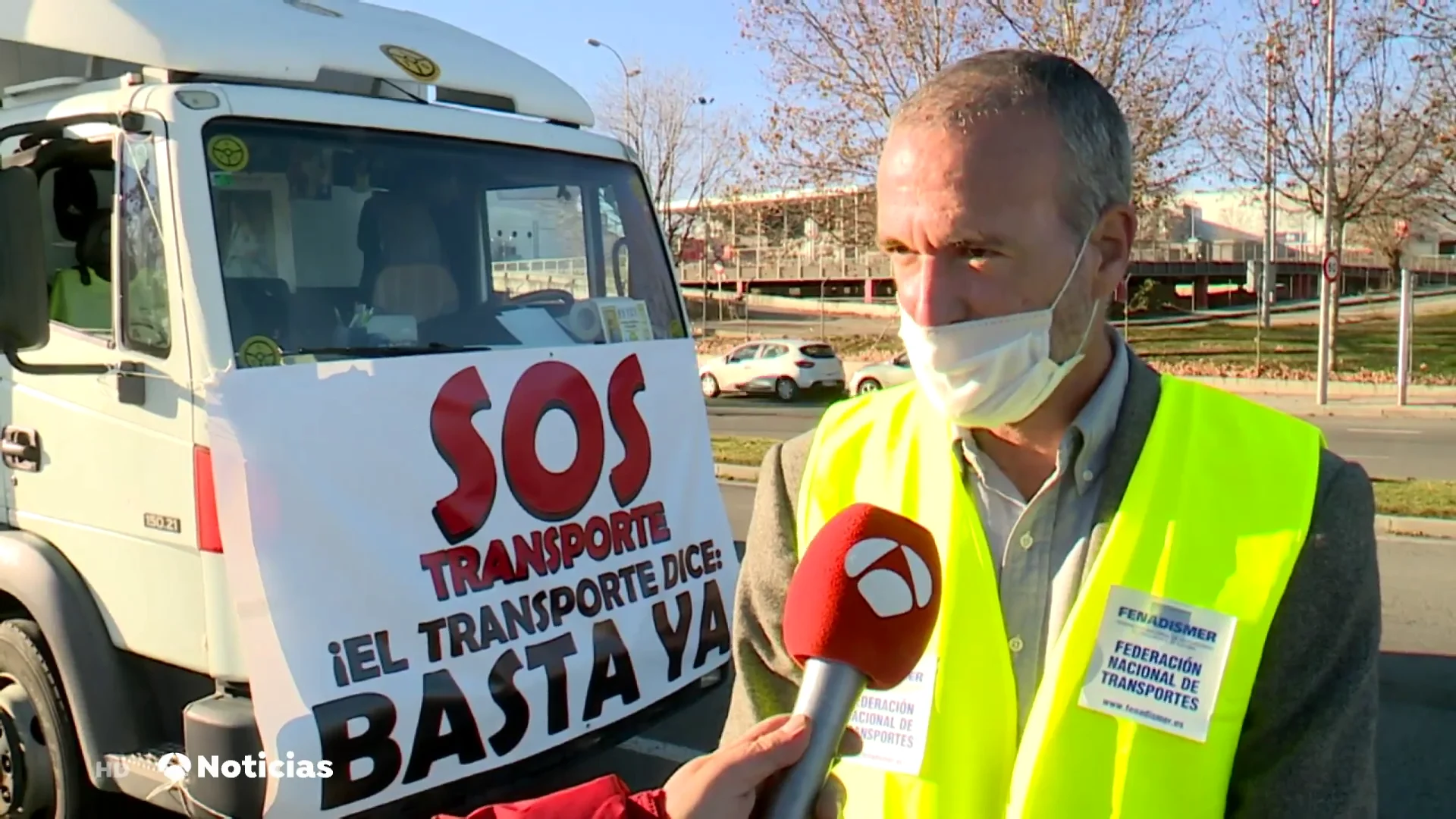 Los transportistas sacan sus camiones a las calles para presionar al Gobierno a 5 d&iacute;as del cierre patronal en el sector 