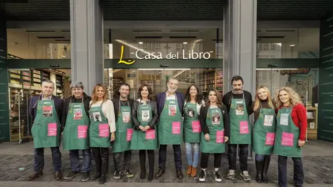 María Dueñas, Lorenzo Silva, Carmen Mola o María Oruña posan como libreros María Dueñas, Lorenzo Silva, Carmen Mola o María Oruña posan como libreros