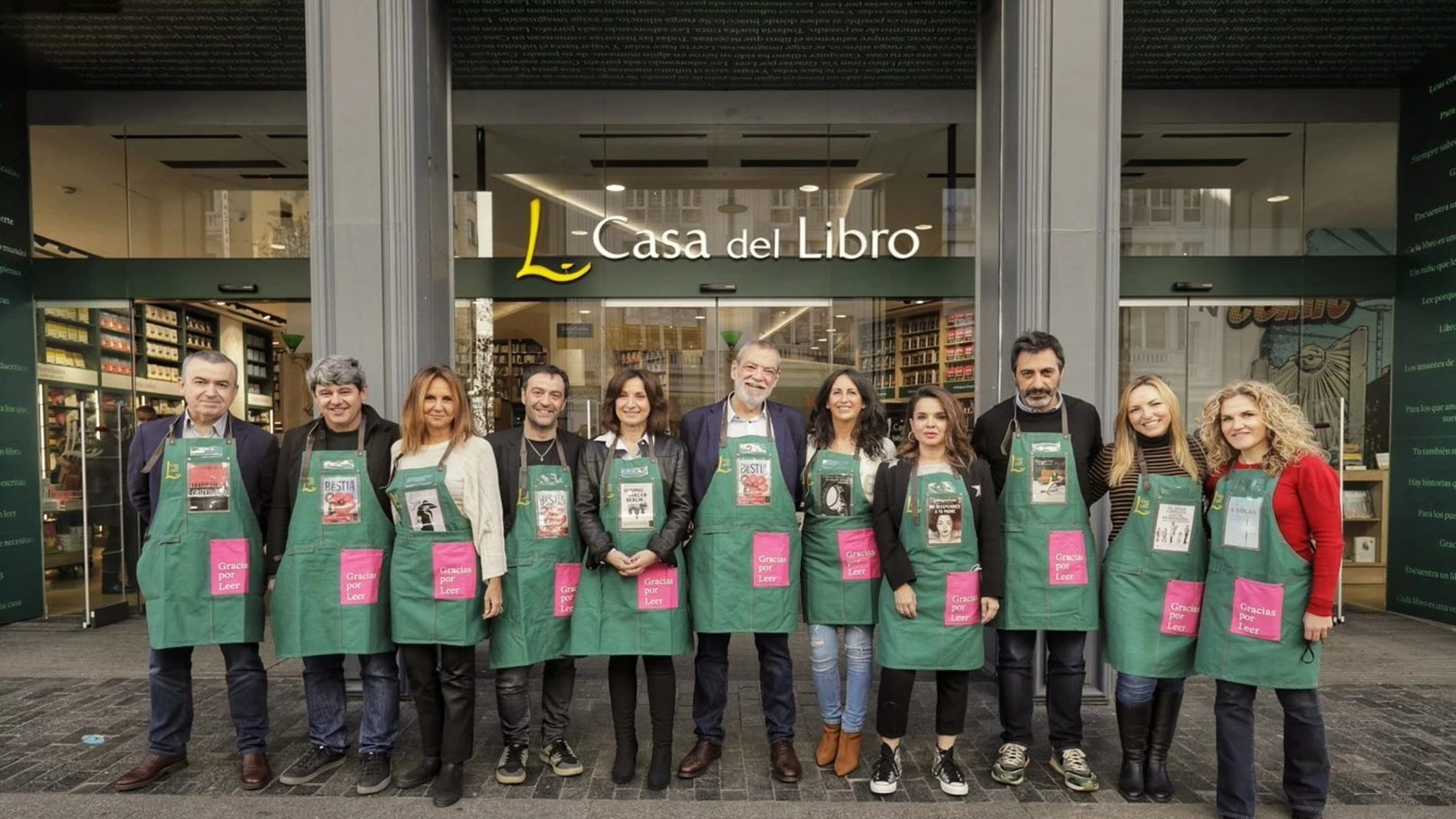 María Dueñas, Lorenzo Silva, Carmen Mola o María Oruña posan como libreros