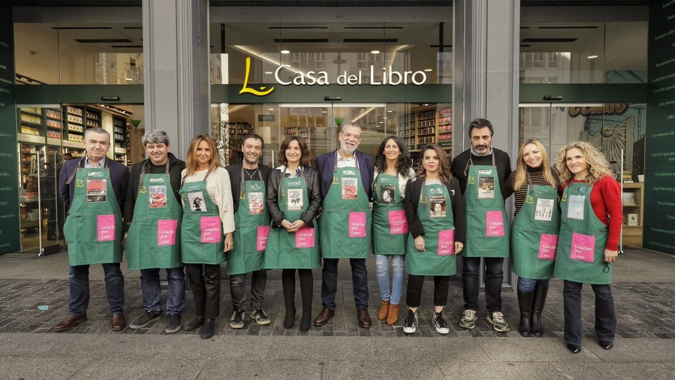 Mar&iacute;a Due&ntilde;as, Lorenzo Silva, Carmen Mola o Mar&iacute;a Oru&ntilde;a posan como libreros