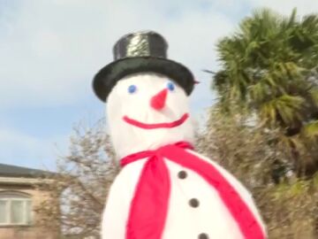 Un muñeco de nieve de 4 metros, la novedad de la casa más decorada de Navidad