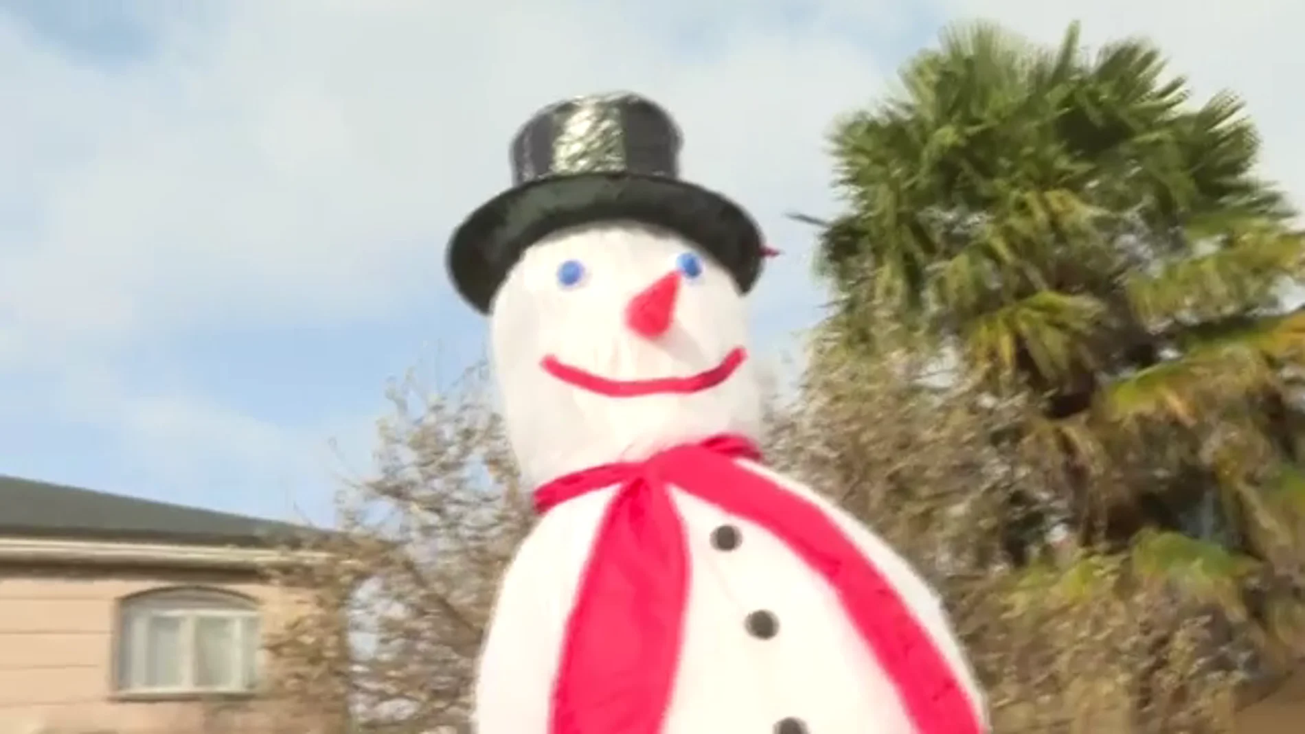 Un muñeco de nieve de 4 metros, la novedad de la casa más decorada de Navidad