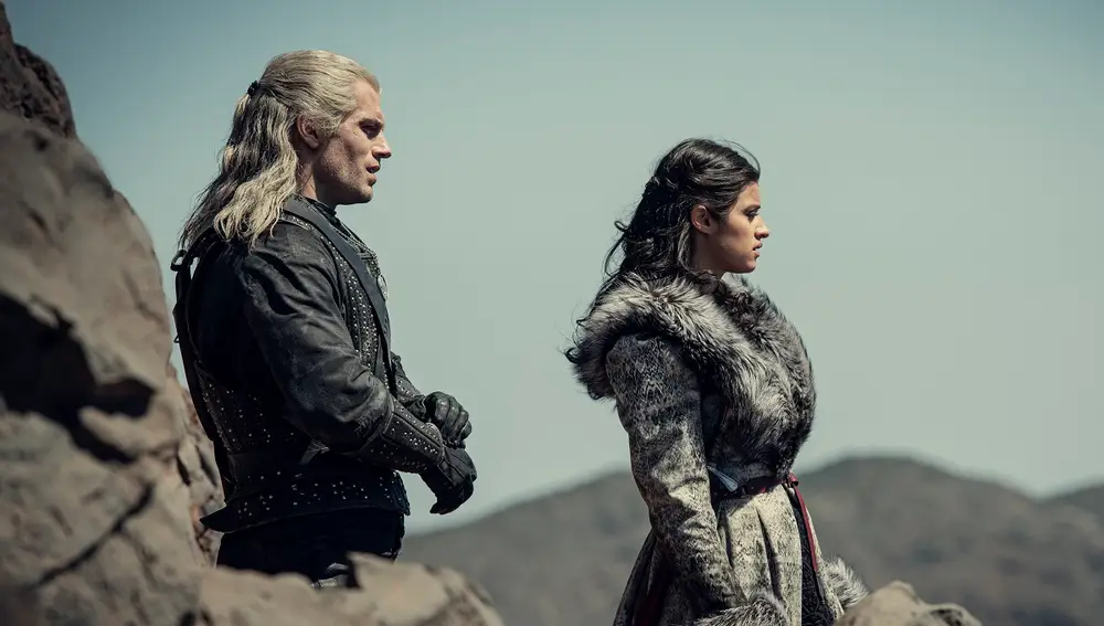 Henry Cavill y Anya Chalotra como Geralt y Yennefer en 'The Witcher'