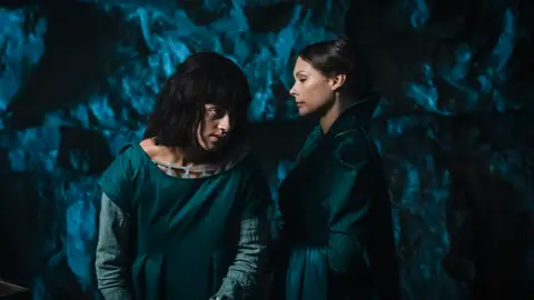 Yennefer (Anya Chalotra) antes de la operación en 'The Witcher' Yennefer (Anya Chalotra) antes de la operación en 'The Witcher'